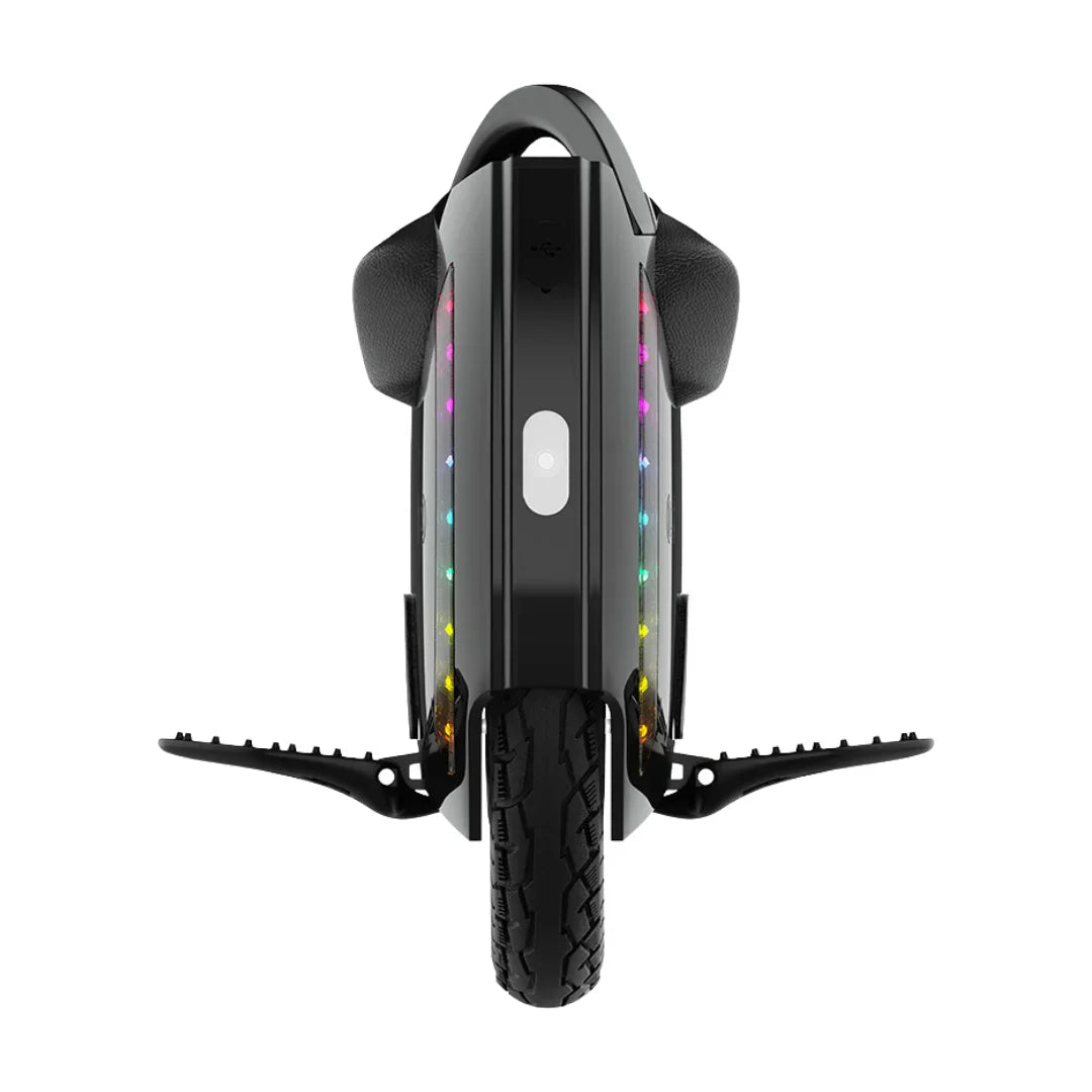 Izdelek je električni unicycle, znamke Kingsong, model 14D. Na sliki je prikazana zgornja stran unicykla, ki ima črno ohišje z barvnimi LED lučmi ob straneh ter široko gumo, kar nakazuje na stabilnost in udobje pri vožnji. Vidne so tudi stopalke za podporo uporabniku med vožnjo.