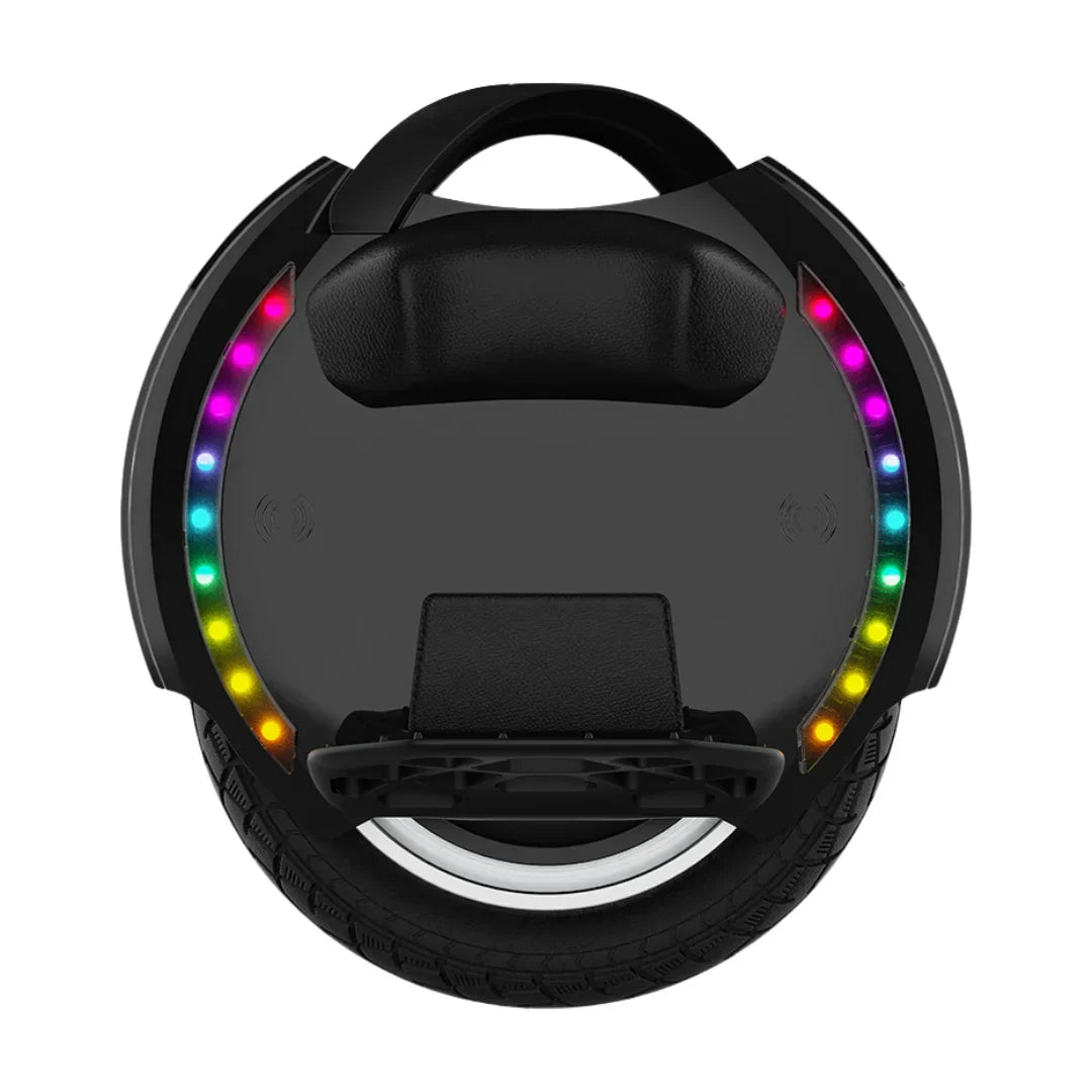 Izdelek je električni unicycle, znamke Kingsong, model 14D. Na sliki je prikazana zgornja stran unicykla, ki ima ergonomsko oblikovan ročaj za prenašanje. Ob robu naprave so svetlobni LED trakovi, ki dodajajo estetski videz, medtem ko je vidna tudi široka pnevmatika, kar nakazuje na stabilnost in udobje pri vožnji.