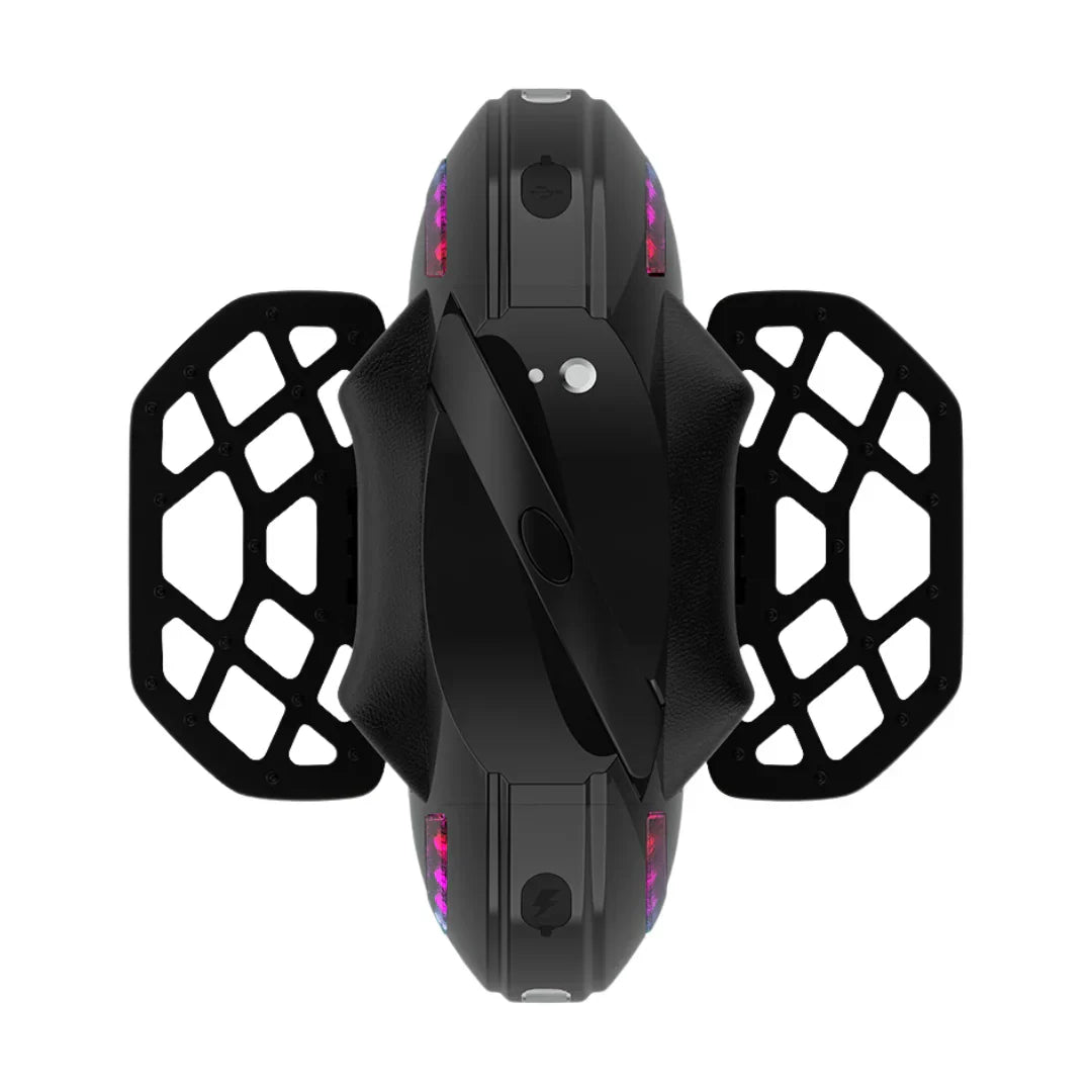 Izdelek je električni unicycle, znamke Kingsong, model 14D. Na sliki je vidna zgornja stran unicykla, ki ima elegantno črno zasnovo. Opremljen je z LED lučmi in držali za noge, kar omogoča udobno vožnjo. Vidni so tudi gumbi za upravljanje in indikatorji, kar nakazuje na funkcionalnost in sodobno tehnologijo.