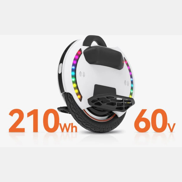 Izdelek na sliki je električni unicykel, model Kingsong 14D. Na sliki je prikazana bela enokolesna naprava s svetlobnimi elementi ob robu in udobnim ročajem na vrhu. Vidni so tudi specifikacije, ki vključujejo kapaciteto baterije 210 Wh in napetost 60 V. Naprava je zasnovana za enostavno vožnjo in mobilnost.