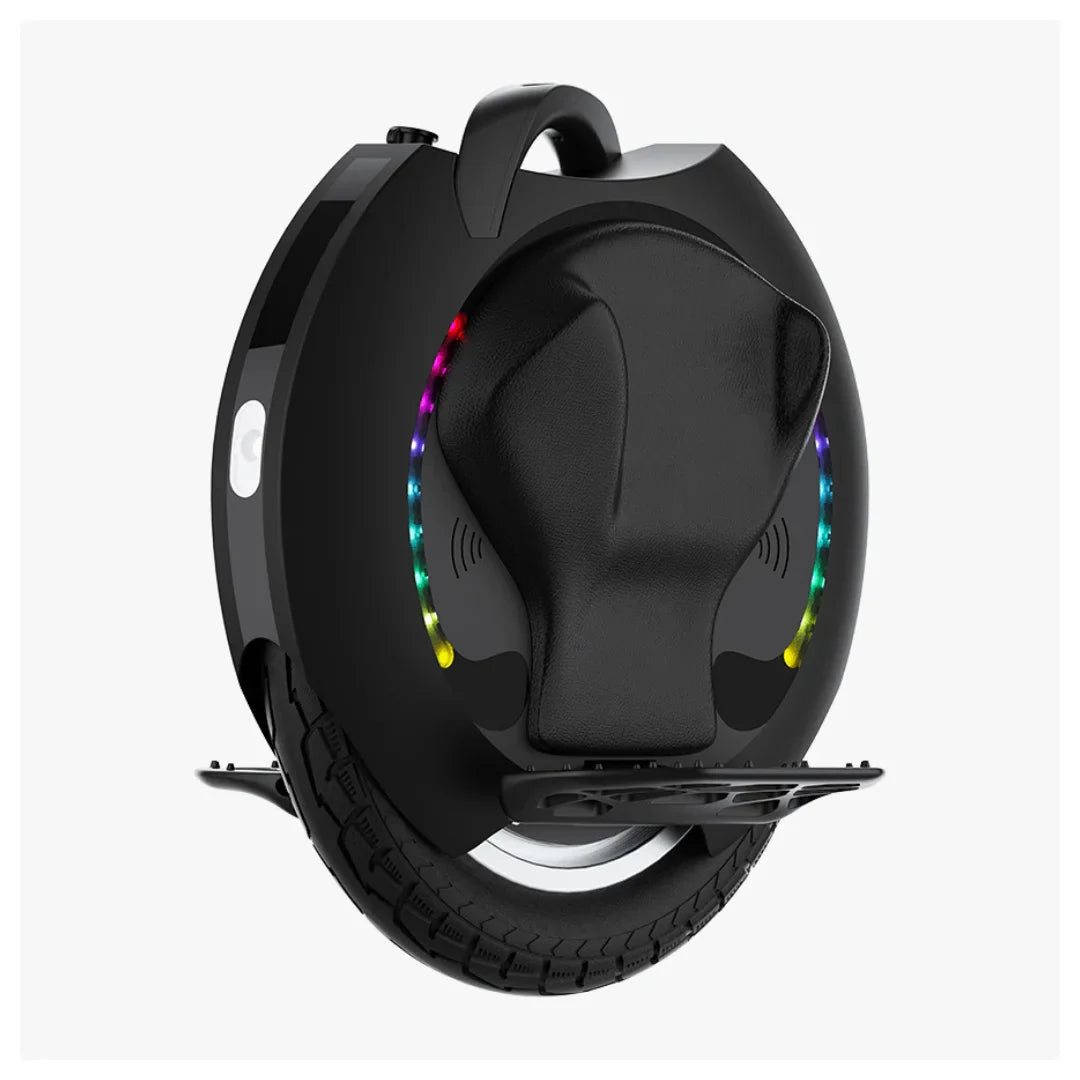 Izdelek je električni monocikel, znamke Kingsong, model 16S. Na sliki je prikazan monocikel z enojnim kolesom, črnim ohišjem in udobnim sedežem. Opremljen je z LED lučmi, ki so razporejene okoli kolesa, kar daje dodatno estetsko vrednost. Vidna je tudi stopalka za lažje vzpenjanje in spuščanje.