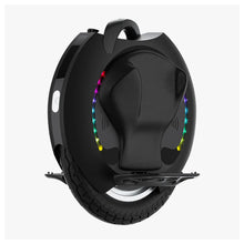 Izdelek je električni monocikel, znamke Kingsong, model 16S. Na sliki je prikazan monocikel z enojnim kolesom, črnim ohišjem in udobnim sedežem. Opremljen je z LED lučmi, ki so razporejene okoli kolesa, kar daje dodatno estetsko vrednost. Vidna je tudi stopalka za lažje vzpenjanje in spuščanje.