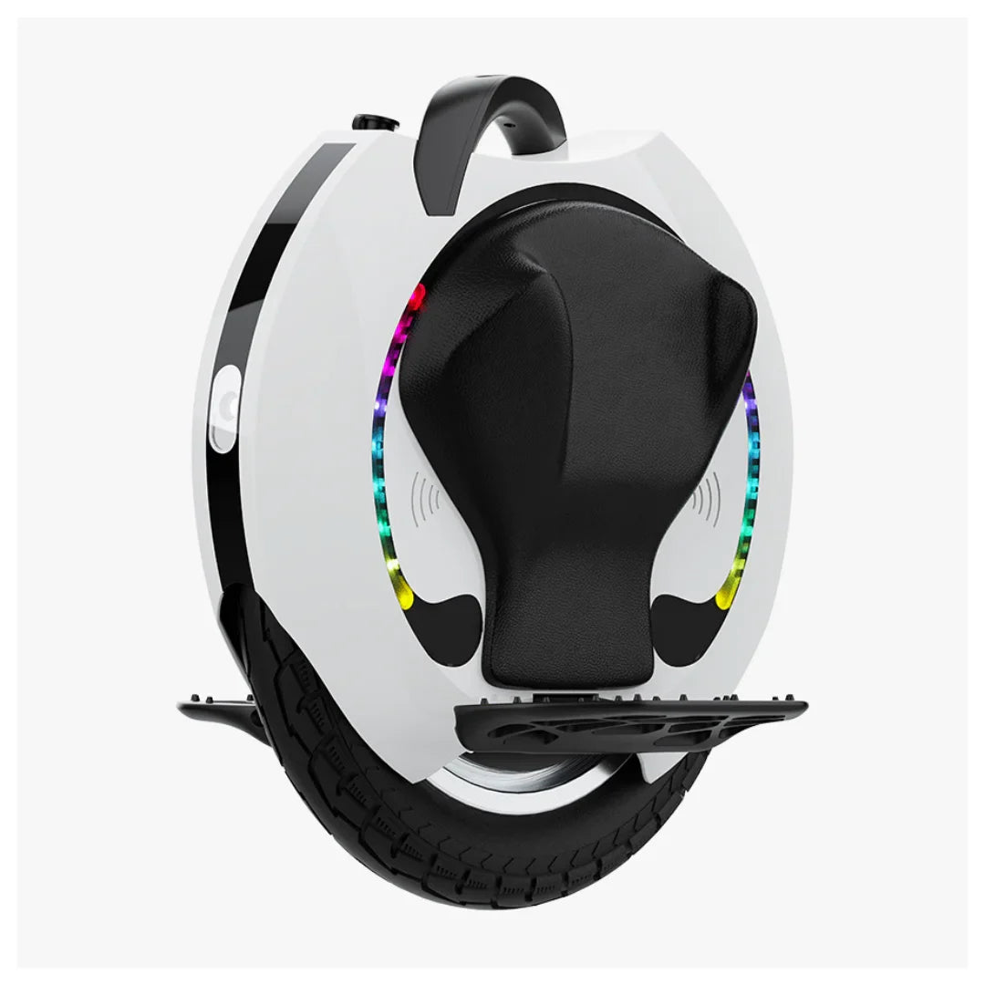 Izdelek na sliki je električni unicycle, model Kingsong 16S. Na sliki je prikazana bela enokolesnica s črnim sedežem in barvnimi LED lučmi okoli kolesa. Opremljena je z nosilcem za stopala in gumbom za upravljanje, kar omogoča enostavno vožnjo in nadzor.