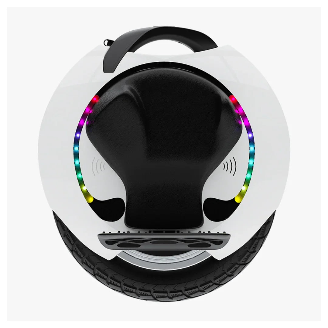 Izdelek na sliki je električni unicycle, znamke Kingsong, model 16S. Na sliki je prikazana zgornja stran unicykla z črnim sedežem in LED lučkami ob robu, ki dodajajo estetski videz. Vidna je tudi ročica za prenašanje in koleso na dnu, kar omogoča enostavno premikanje.