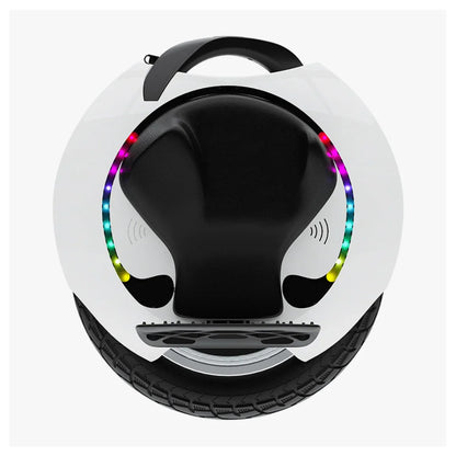 Izdelek na sliki je električni unicycle, znamke Kingsong, model 16S. Na sliki je prikazana zgornja stran unicykla z črnim sedežem in LED lučkami ob robu, ki dodajajo estetski videz. Vidna je tudi ročica za prenašanje in koleso na dnu, kar omogoča enostavno premikanje.