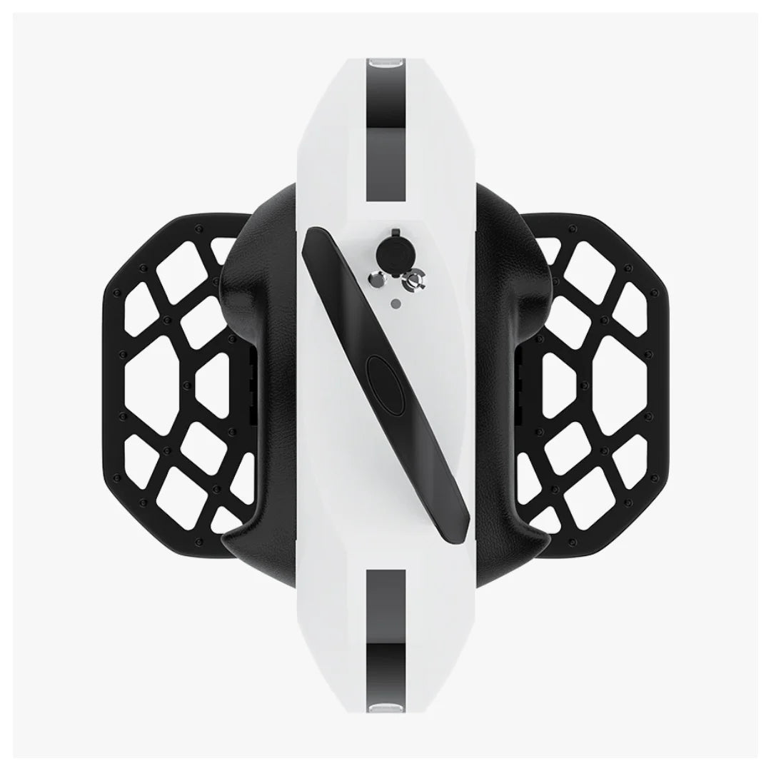 Izdelek na sliki je električni unicykel, znamke Kingsong, model 16S. Na sliki je vidna zgornja stran unicykla, ki ima črno-belo barvno kombinacijo. Opremljen je z držali za noge ter gumbom in prikazovalnikom na sprednji strani, kar omogoča lažje upravljanje in nadzor med vožnjo.