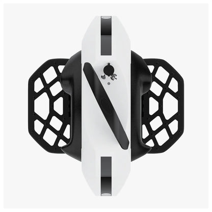 Izdelek na sliki je električni unicykel, znamke Kingsong, model 16S. Na sliki je vidna zgornja stran unicykla, ki ima črno-belo barvno kombinacijo. Opremljen je z držali za noge ter gumbom in prikazovalnikom na sprednji strani, kar omogoča lažje upravljanje in nadzor med vožnjo.