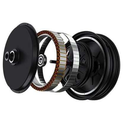 Izdelek na sliki je električni unicycle, model Kingsong 16S. Na sliki je prikazan razstavljen del kolesa, ki vključuje motor, stator in druge komponente, ki so del mehanizma za pogon. Vidne so različne plasti in materiali, ki sestavljajo kolo, kar nakazuje na kompleksnost in tehnologijo, ki stoji za delovanjem električnega unicycle-a.