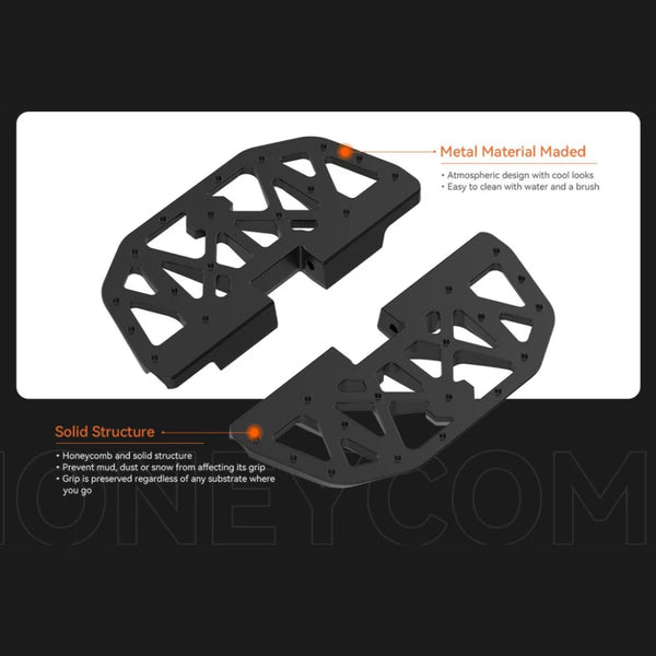 Izdelek je del električnega monocikla Kingsong 16X. Na sliki so prikazane stopalke, izdelane iz kovinskega materiala, s sodobnim dizajnom in dobro strukturo. Imajo rešetkasto obliko, kar omogoča dober oprijem in preprečuje, da bi umazanija ali sneg vplivali na njihovo funkcionalnost. Enostavne so za čiščenje z vodo in krtačo.