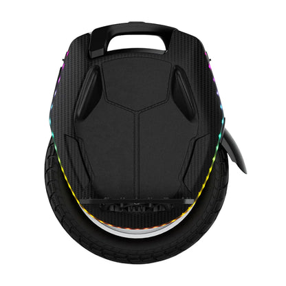 Izdelek na sliki je električni monocikel znamke Kingsong, model 16X. Na sliki je prikazan zgornji del monocikla, ki ima ergonomsko obliko in je obdan s širokim kolesom. Vidna je tudi ročica za prenašanje ter LED osvetlitev ob robu, kar dodaja estetski videz in funkcionalnost. Površina je izdelana iz materiala, ki spominja na karbon, kar daje občutek trpežnosti in moderne zasnove.