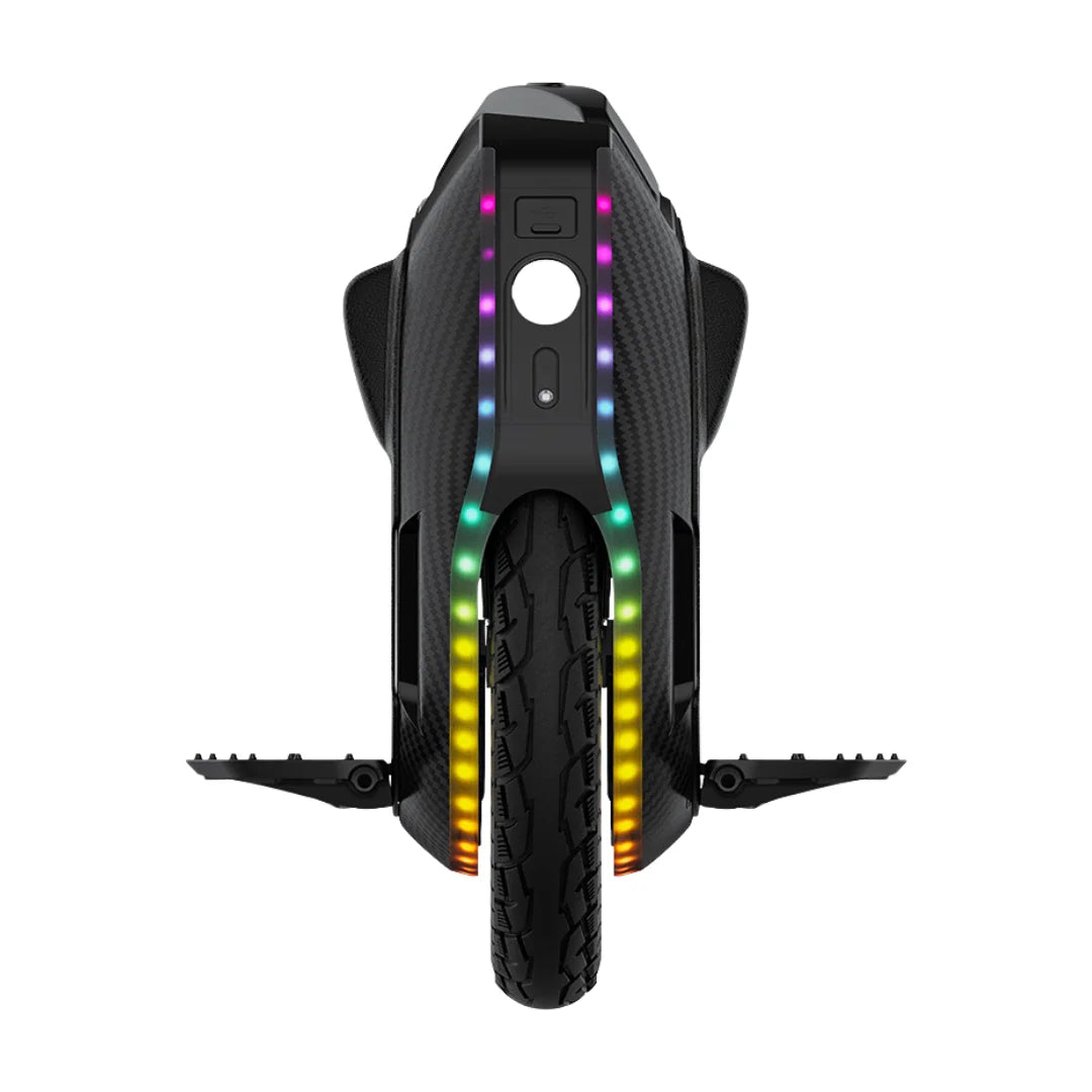 Izdelek je električni monocikel, znamke Kingsong, model 16X. Na sliki je prikazana zadnja stran monocikla, ki ima sodoben dizajn s karbonsko teksturo. Opremljen je z LED lučmi, ki se razprostirajo ob straneh, kar daje dodatno estetiko in vidnost. Kolo ima široko pnevmatiko z izrazitim profilom, kar omogoča boljšo stabilnost in oprijem.