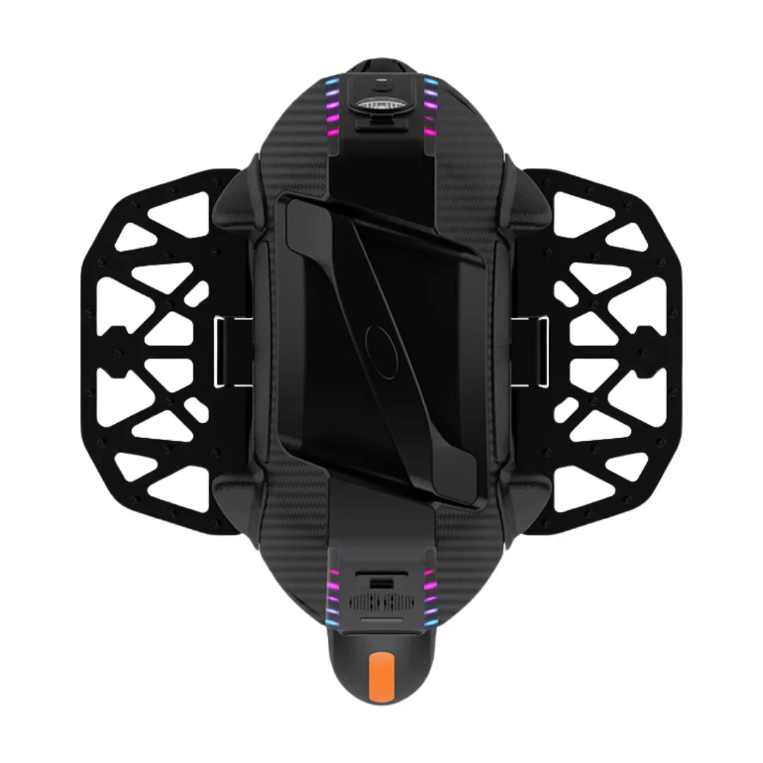 Izdelek je električni monocikel, znamke Kingsong, model 16X. Na sliki je prikazana zgornja stran monocikla, ki ima sodoben in aerodinamičen dizajn. Vidne so LED luči na sprednjem delu, ki omogočajo boljšo vidnost, ter široka platforma za udobno vožnjo. Monocikel ima tudi robustno konstrukcijo in dodatke za enostavno prenašanje.