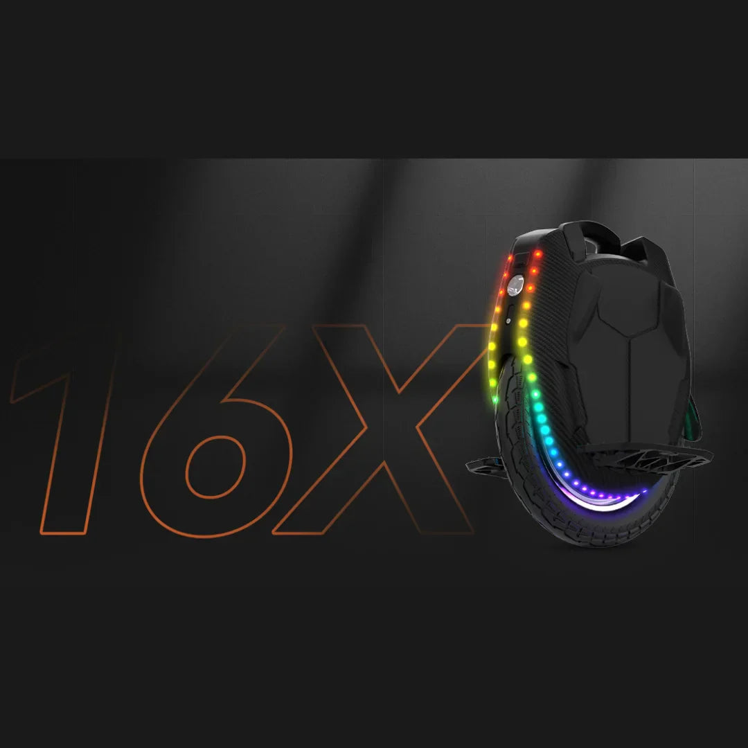 Na sliki je električni monocikel znamke Kingsong, model 16X. Izdelek ima sodobno obliko in je opremljen z LED lučmi, ki ustvarjajo barvite svetlobne učinke. Vidna je tudi velika pnevmatika, kar kaže na njegovo zmogljivost in stabilnost pri vožnji. Celoten dizajn je eleganten in privlačen, kar ga dela zanimivega za uporabnike.