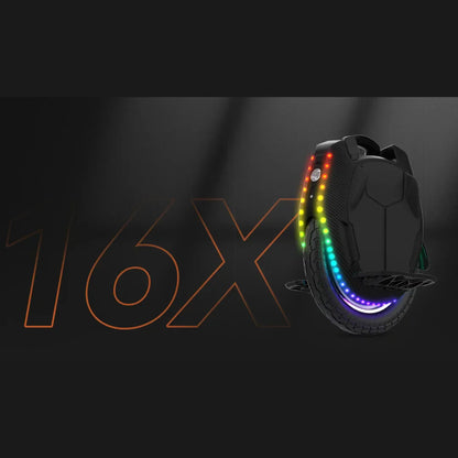 Na sliki je električni monocikel znamke Kingsong, model 16X. Izdelek ima sodobno obliko in je opremljen z LED lučmi, ki ustvarjajo barvite svetlobne učinke. Vidna je tudi velika pnevmatika, kar kaže na njegovo zmogljivost in stabilnost pri vožnji. Celoten dizajn je eleganten in privlačen, kar ga dela zanimivega za uporabnike.