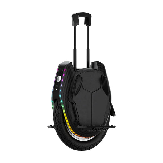 Izdelek na sliki je električni monocikel, znamke Kingsong, model 16XS. Na sliki je prikazan monocikel v črni barvi, ki ima LED luči ob robu in izvlečno ročico za lažje prenašanje. Kolo je opremljeno z debelim gumijastim plaščem, kar omogoča boljšo stabilnost in udobje pri vožnji.