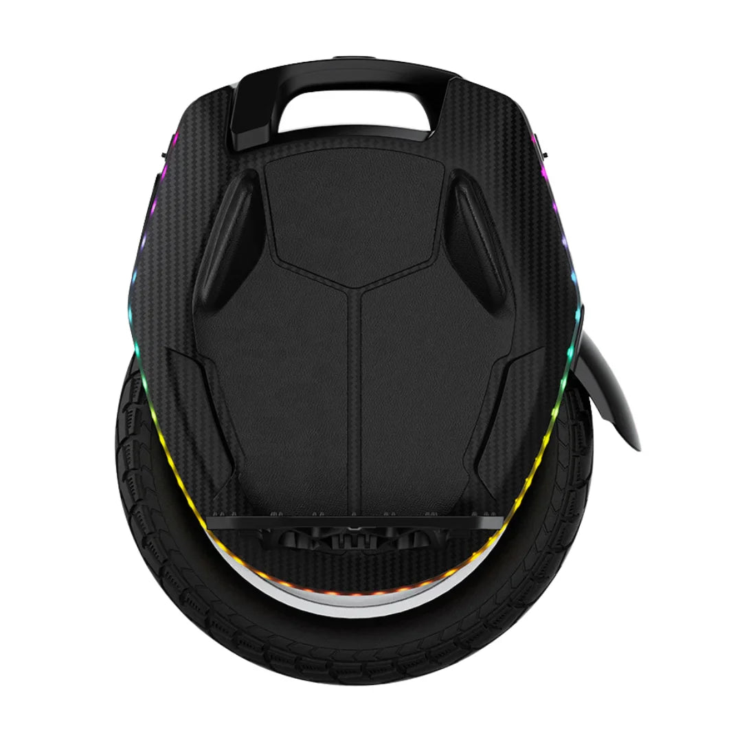 Izdelek je električni monocikel, znamke Kingsong, model 16XS. Na sliki je prikazan zgornji del monocikla, ki ima črno površino z teksturo, obdan pa je z barvitim LED trakom. Vidna je tudi velika pnevmatika, ki je značilna za monocikle, ter ročaj za prenašanje. Celoten dizajn je sodoben in športen, kar nakazuje na njegovo uporabnost v urbanem okolju.