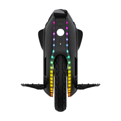 Izdelek je električni monocikel, znamke Kingsong, model 16XS. Na sliki je prikazan sprednji del monocikla, ki ima značilno enotno kolo in sodoben dizajn. Opremljen je z LED lučmi, ki so razporejene ob robu, kar daje dodatno estetsko vrednost in izboljšuje vidnost. Kolo ima tudi robusten profil, kar nakazuje na dobro oprijemljivost in stabilnost med vožnjo.