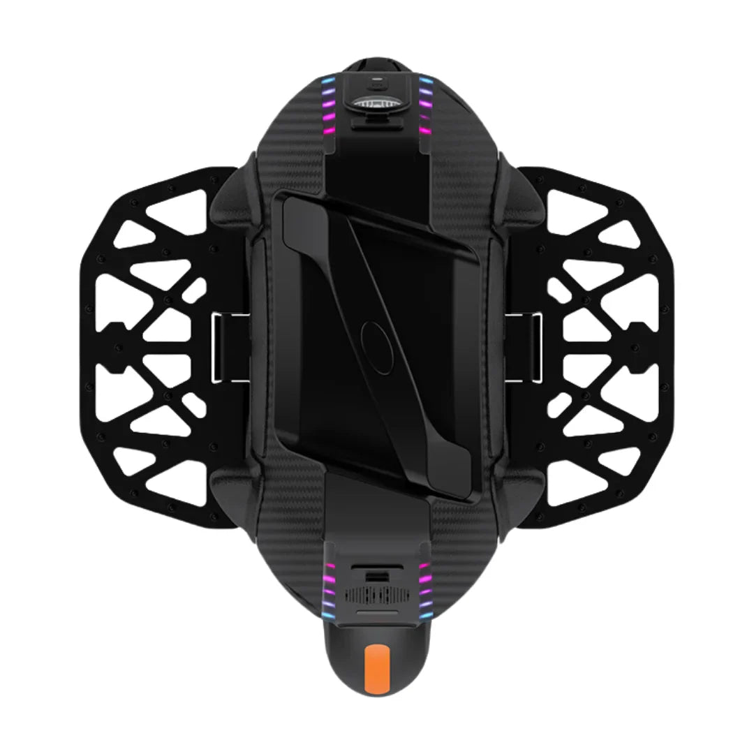 Izdelek je električni monocikel, znamke Kingsong, model 16XS. Na sliki je prikazana zgornja površina monocikla, ki ima aerodinamično obliko in vključuje nadzorno ploščo z različnimi LED lučmi ter prostor za noge. Vidna je tudi struktura podnožja, ki je zasnovana za stabilnost in udobje med vožnjo.