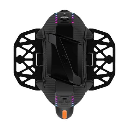 Izdelek je električni monocikel, znamke Kingsong, model 16XS. Na sliki je prikazana zgornja površina monocikla, ki ima aerodinamično obliko in vključuje nadzorno ploščo z različnimi LED lučmi ter prostor za noge. Vidna je tudi struktura podnožja, ki je zasnovana za stabilnost in udobje med vožnjo.