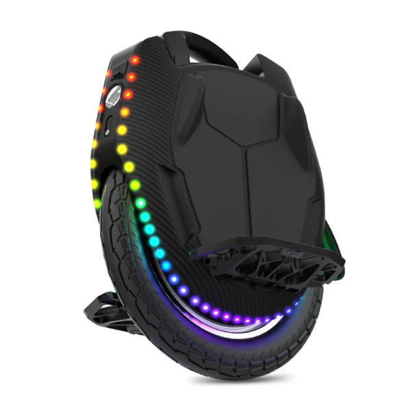 Izdelek je električni monocikel, znamke Kingsong, model 16XS. Na sliki je prikazan monocikel s sodobnim dizajnom, ki vključuje en kolesni mehanizem in LED luči, ki se razprostirajo okoli kolesa. Ohišje je črno in ima teksturo, ki spominja na karbonska vlakna, kar daje občutek modernosti in vzdržljivosti. Na sprednjem delu je vidna tudi platforma za stopala.