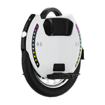 Izdelek je električni monocikel, znamke Kingsong, model 18L. Na sliki je prikazana bela naprava z velikim kolesom in ergonomsko oblikovanim sedežem. Vidne so tudi LED lučke ob robu, ki dodajajo estetski videz in funkcionalnost. Monocikel ima ročaj za lažje prenašanje ter gumijasto pnevmatiko, kar omogoča udobno vožnjo.