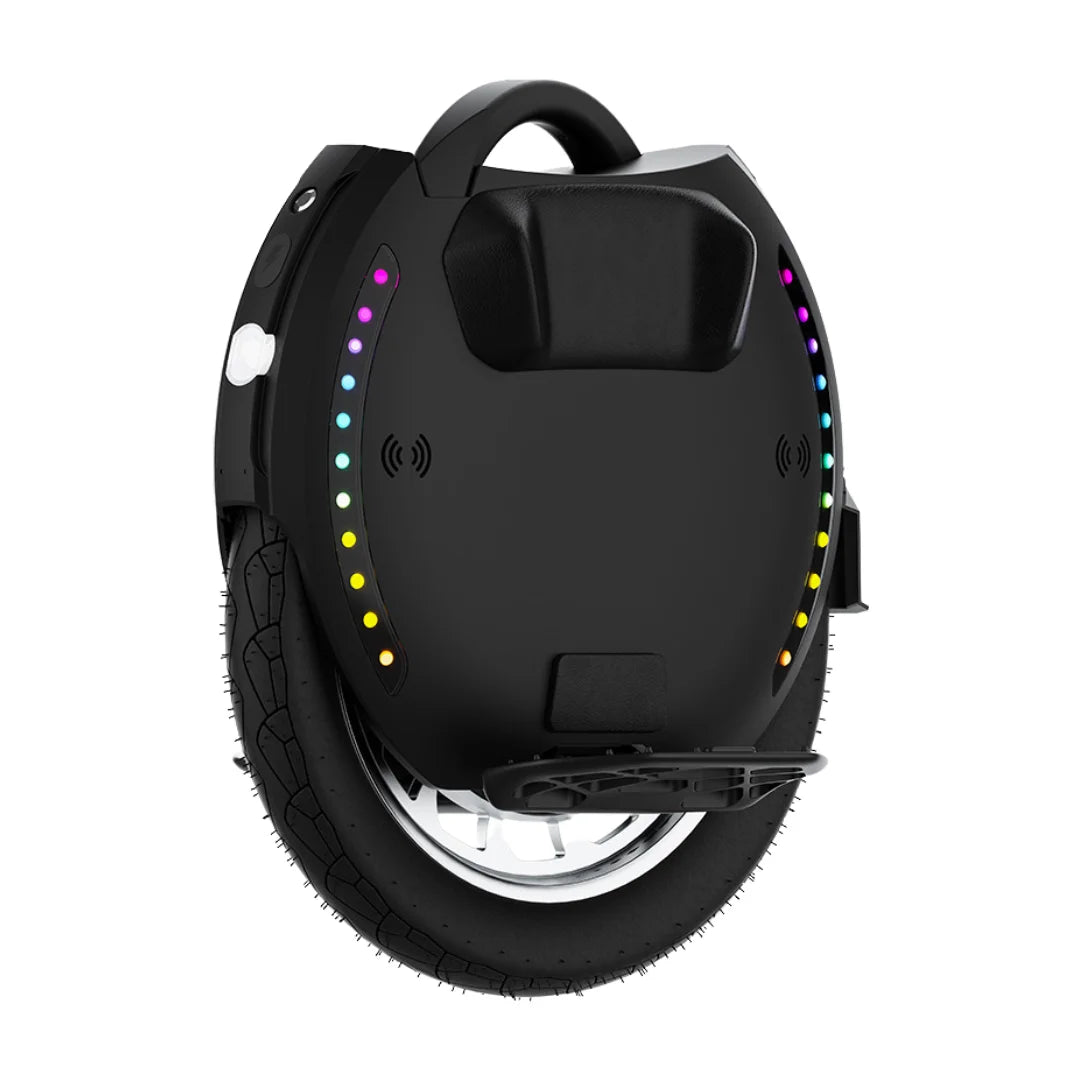 Električni monocikel Kingsong 18L z elegantnim črnim dizajnom in barvitimi LED lučmi.