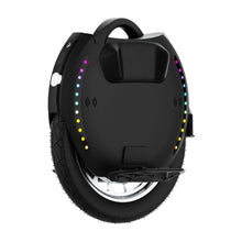 Električni monocikel Kingsong 18L z elegantnim črnim dizajnom in barvitimi LED lučmi.