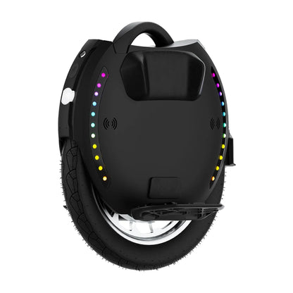Električni monocikel Kingsong 18L z elegantnim črnim dizajnom in barvitimi LED lučmi.