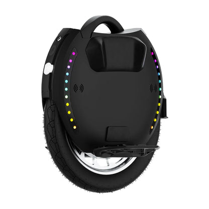 Izdelek na sliki je električni unicycle, model Kingsong 18L. Na sliki je vidna kolesarska enota z enim kolesom, ki ima črn dizajn in LED luči ob robu, kar daje sodoben videz. Kolo je opremljeno z udobnim ročajem za prenašanje in robustnim gumijastim profilom, kar omogoča dobro oprijemljivost na različnih površinah.