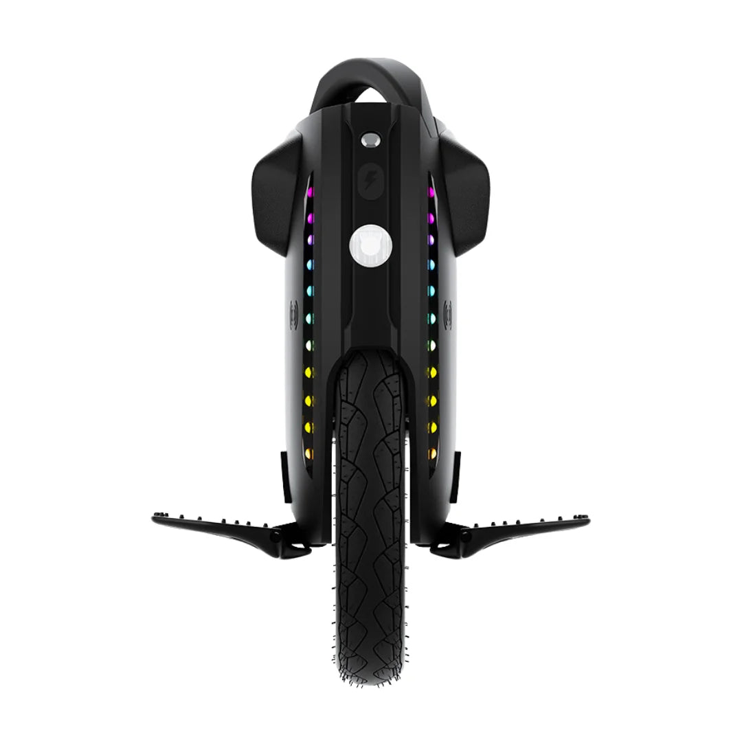 Izdelek je električni unicykel, znamke Kingsong, model 18L. Na sliki je vidna sprednja stran unicykla, ki ima en sam velik kolesni obroč ter LED luči ob straneh, ki ustvarjajo barvne učinke. Na dnu so vidne stopalke za stabilnost med vožnjo. Kolesa so zasnovana za udobno in varno vožnjo po različnih površinah.