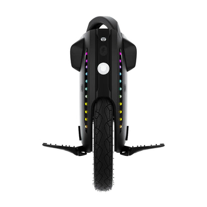 Izdelek je električni unicykel, znamke Kingsong, model 18L. Na sliki je vidna sprednja stran unicykla, ki ima en sam velik kolesni obroč ter LED luči ob straneh, ki ustvarjajo barvne učinke. Na dnu so vidne stopalke za stabilnost med vožnjo. Kolesa so zasnovana za udobno in varno vožnjo po različnih površinah.