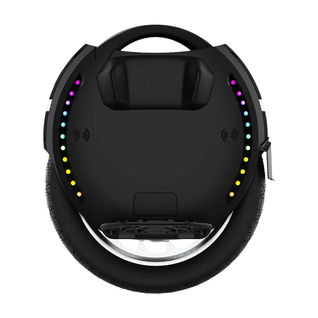 Pogled od zgoraj na električni monocikel Kingsong 18L s pisanimi LED lučmi in elegantnim dizajnom.