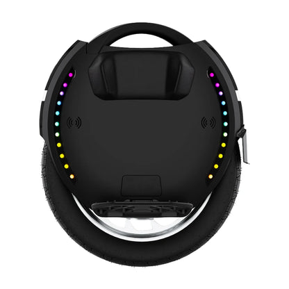 Pogled od zgoraj na električni monocikel Kingsong 18L s pisanimi LED lučmi in elegantnim dizajnom.