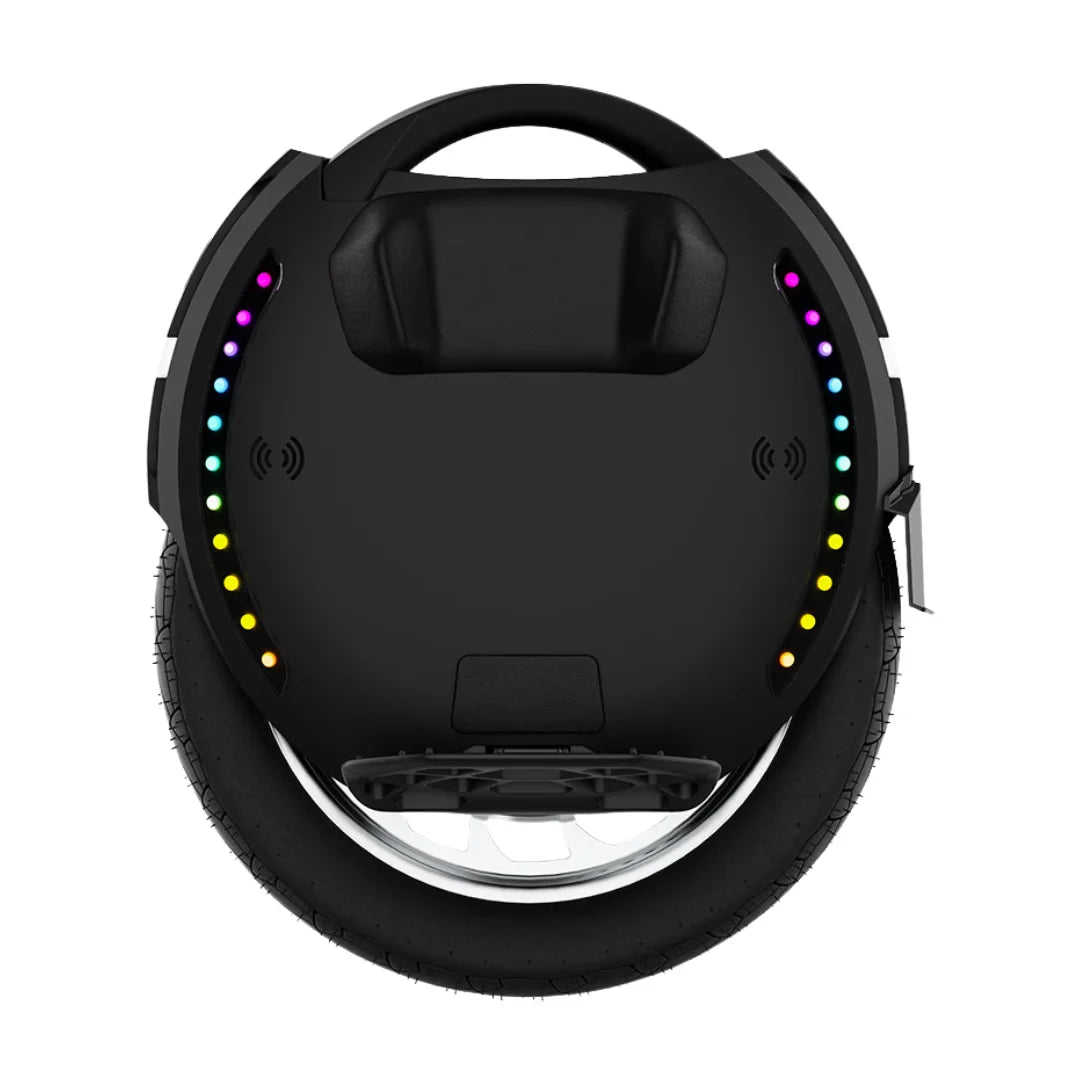 Izdelek na sliki je električni unicykel, znamke Kingsong, model 18L. Na sliki je prikazan zgornji del unicykla, ki ima ergonomsko obliko in ročaj za lažje prenašanje. Ob robu naprave so vidne barvne LED luči, ki dodajajo estetski element in povečujejo vidnost. Kolo je široko in robustno, kar omogoča stabilno vožnjo.