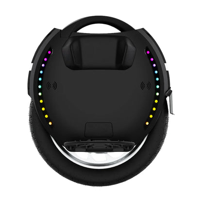 Izdelek na sliki je električni unicykel, znamke Kingsong, model 18L. Na sliki je prikazan zgornji del unicykla, ki ima ergonomsko obliko in ročaj za lažje prenašanje. Ob robu naprave so vidne barvne LED luči, ki dodajajo estetski element in povečujejo vidnost. Kolo je široko in robustno, kar omogoča stabilno vožnjo.