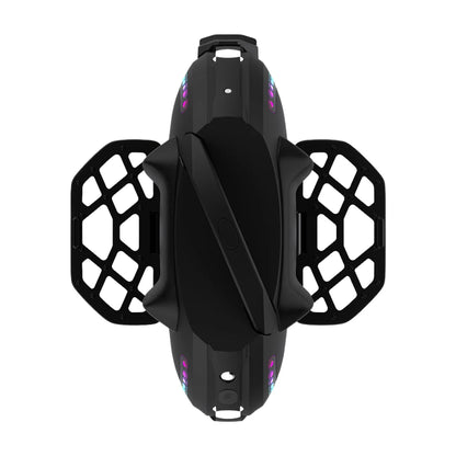 Izdelek je električni unicycle, znamke Kingsong, model 18L. Na sliki je prikazana zgornja stran unicykla, ki ima ergonomsko obliko in je opremljen z LED lučmi ter zaščitnimi stranskimi držali. Barvna kombinacija je črna, kar daje napravi sodoben videz.