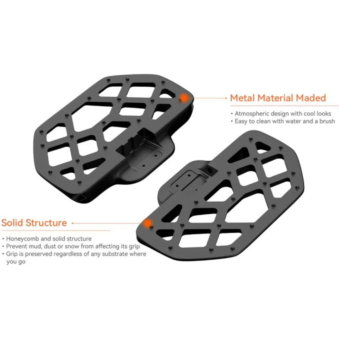 Izdelek je del električnega unicykla, natančneje model Kingsong 18XL. Na sliki so prikazane stopalke, ki so zasnovane iz kovinskega materiala z medeninastim vzorcem. Imajo trdno strukturo, ki preprečuje zdrs na različnih podlagah, ter so enostavne za čiščenje. Oblikovanje je estetsko privlačno in funkcionalno, kar omogoča dobro oprijemljivost.