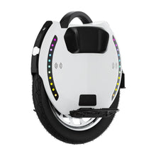 Izdelek na sliki je električni monocikel, znamke Kingsong, model 18XL. Na sliki je prikazan monocikel v beli barvi z ergonomsko oblikovanim sedežem in ročajem za lažje prenašanje. Ob straneh so vidne LED luči, ki dodajajo estetski videz in povečujejo vidnost med vožnjo. Kolesa so robustna, kar omogoča stabilno vožnjo po različnih površinah.