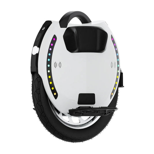 Izdelek na sliki je električni monocikel, znamke Kingsong, model 18XL. Na sliki je prikazan monocikel v beli barvi z ergonomsko oblikovanim sedežem in ročajem za lažje prenašanje. Ob straneh so vidne LED luči, ki dodajajo estetski videz in povečujejo vidnost med vožnjo. Kolesa so robustna, kar omogoča stabilno vožnjo po različnih površinah.