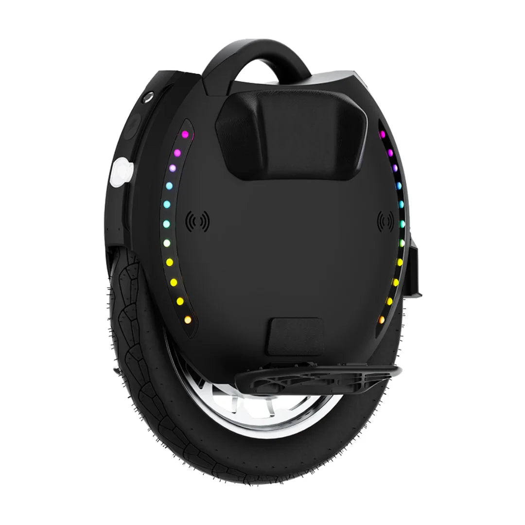 Izdelek je električni unicycle, znamke Kingsong, model 18XL. Na sliki je prikazana črna enokolesna naprava z LED lučkami ob robu, ki dajejo barvne učinke. Vidna je tudi široka pnevmatika in nosilec za stopala, kar omogoča udobno vožnjo. Na zadnji strani naprave je ročaj za prenašanje.