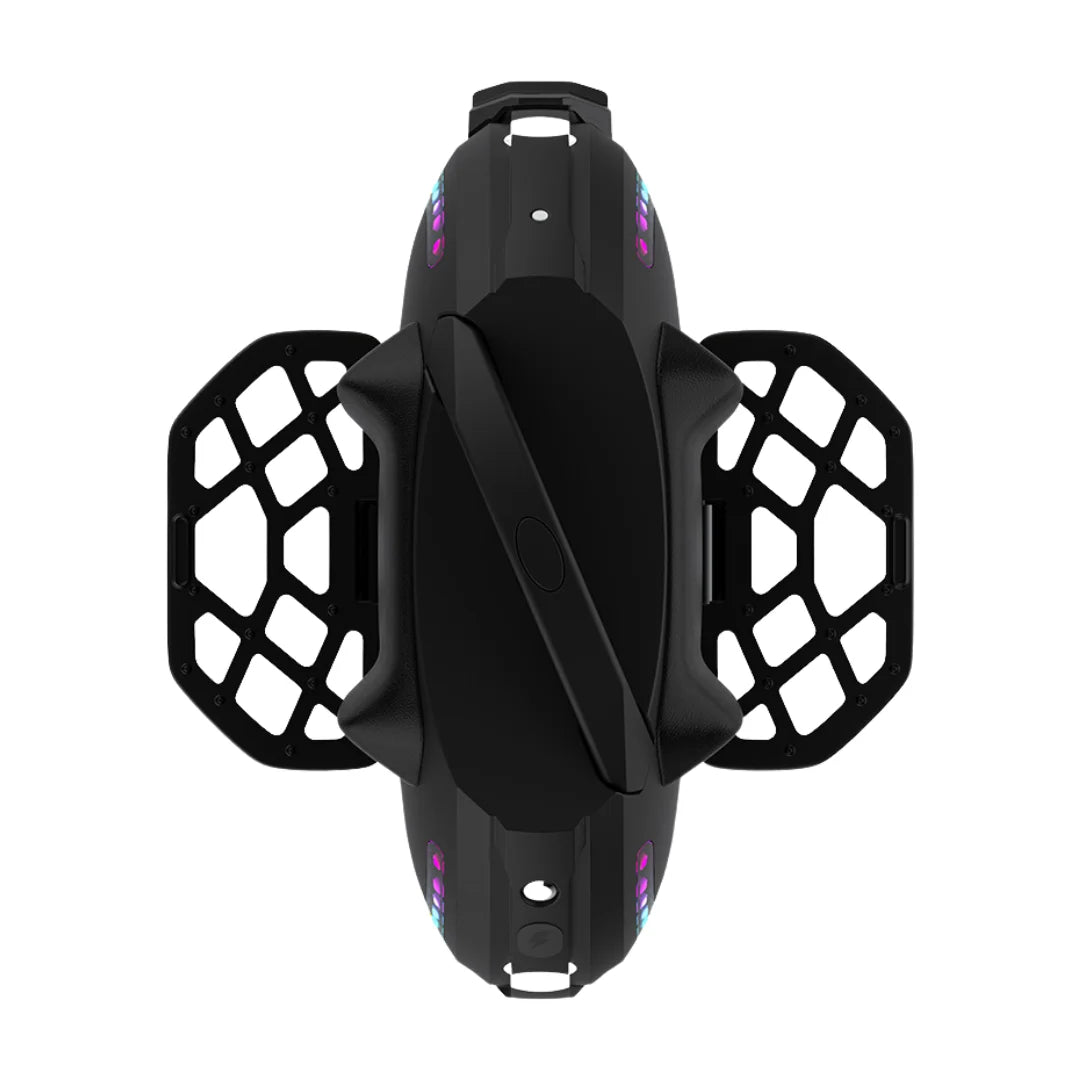 Izdelek je električni unicycle, znamke Kingsong, model 18XL. Na sliki je prikazana zgornja stran unicycle-a, ki ima ergonomsko obliko in je opremljen z zaščitnimi stranskimi ročaji. Vidne so tudi LED luči, ki dodajajo estetski element in povečujejo vidnost med vožnjo.