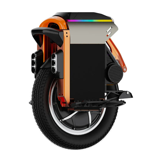 Izdelek na sliki je električni monocikel, znamke Kingsong, model S16. Na sliki je prikazana zadnja stran monocikla, ki ima značilno enojno kolo ter svetlobne elemente na zgornjem delu. Vidni so tudi zvočniki in delovni mehanizem, ki dajejo napravi sodoben in dinamičen videz. Kolo ima robustno pnevmatiko, kar omogoča boljšo stabilnost in udobje med vožnjo.