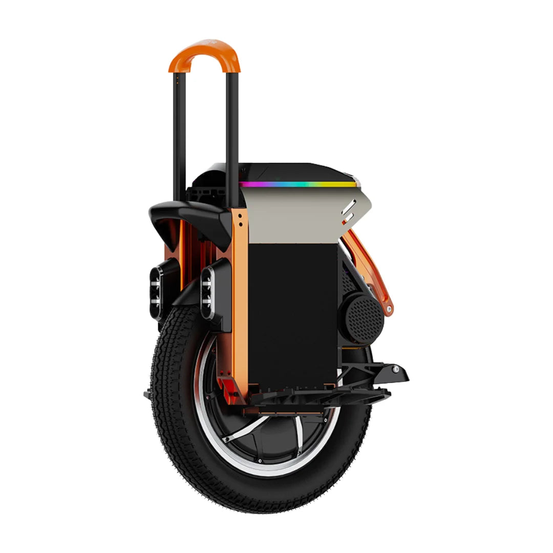 Izdelek na sliki je električni monocikel, znamke Kingsong, model S16. Na sliki je prikazan zadnji del monocikla, ki ima široko kolo, črno in oranžno ohišje ter ročaj za prenašanje. Vidne so tudi luči in zvočnik, kar nakazuje na dodatne funkcionalnosti naprave.