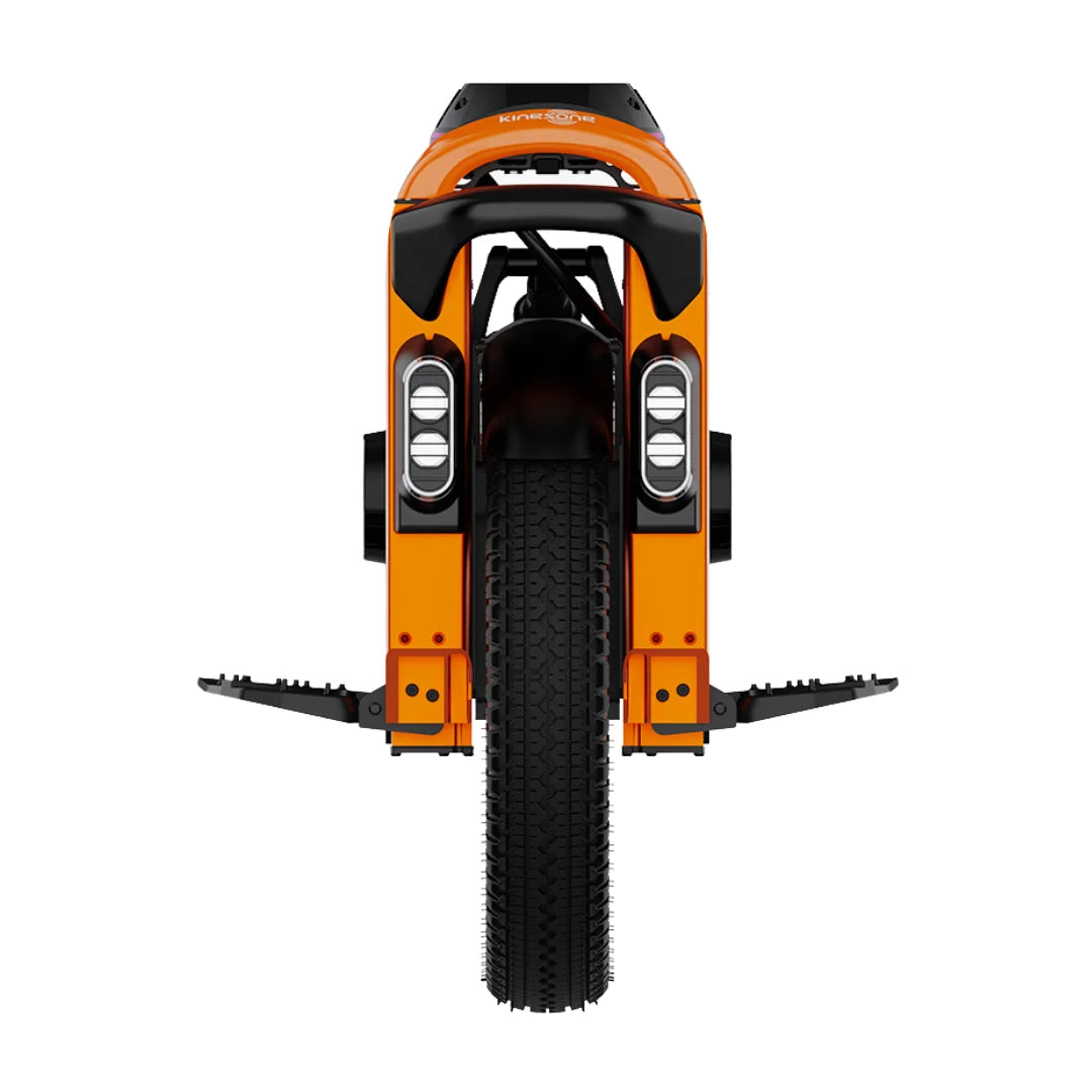 Izdelek na sliki je električni monocikel, model Kingsong S16 Pro. Na sliki je prikazana sprednja stran monocikla, ki je v svetlo oranžni barvi. Vidne so LED luči ob straneh ter robustno kolo z izrazitim profilom, kar nakazuje na njegovo zmogljivost in stabilnost pri vožnji. Monocikel ima tudi posebne opore za noge, kar dodatno pripomore k udobni vožnji.