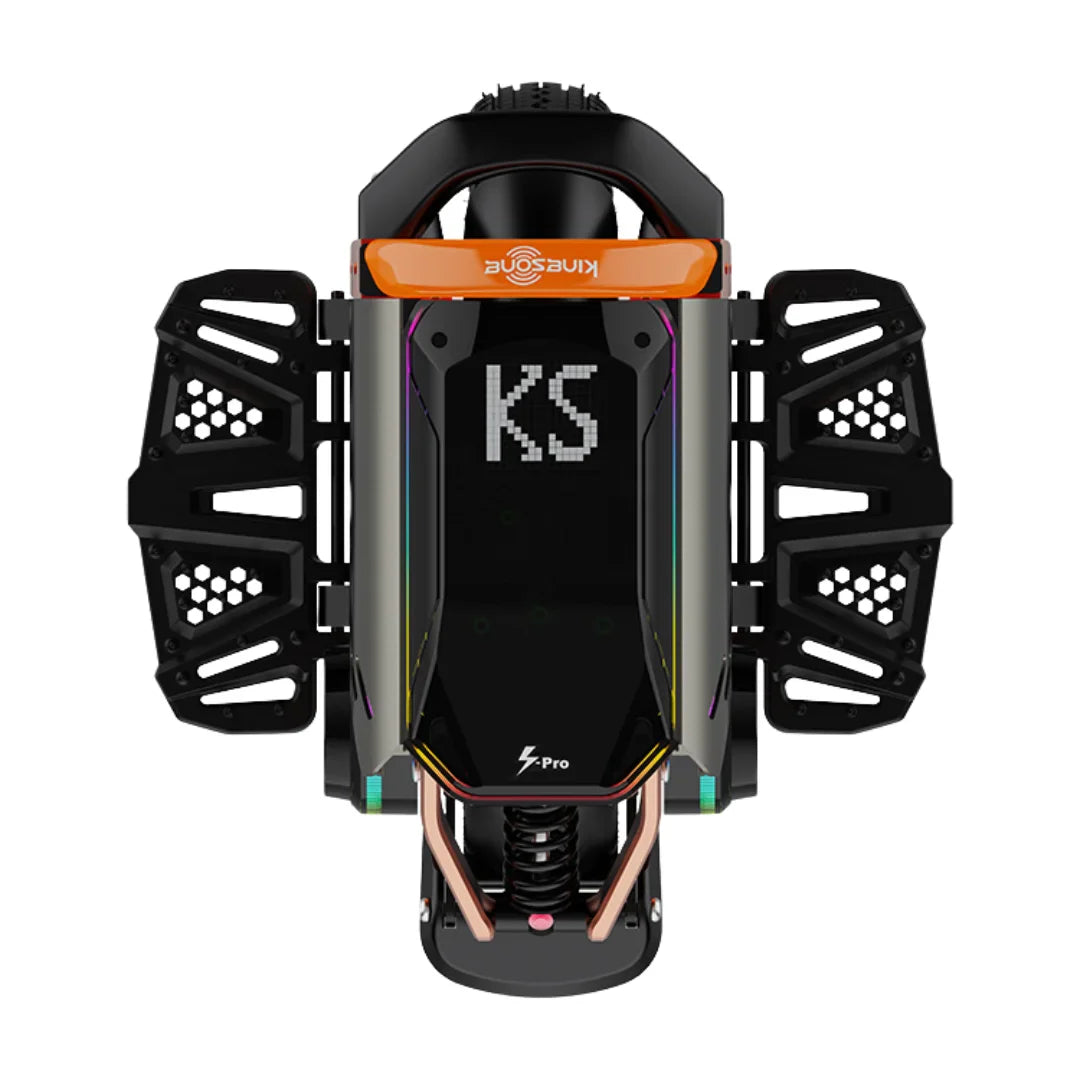 Izdelek je električni monocikel, znamke Kingsong, model S16 Pro. Na sliki je prikazan vrh monocikla, ki ima sodoben in aerodinamičen dizajn. Opremljen je z robustnimi stranskimi oporniki in LED zaslonom, ki prikazuje oznako "KS". Monocikel je zasnovan za udobno vožnjo in stabilnost.