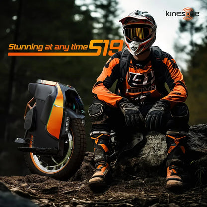 Na sliki je prikazan električni monocikel, model Kingsong S19. Vidna je oseba v zaščitni opremi, ki sedi ob monociklu, ki ima sodoben dizajn z barvnimi detajli. Oprema vključuje čelado in zaščitna oblačila, kar nakazuje na uporabo v terenskem okolju. Monocikel je postavljen na naravni podlagi, kar poudarja njegovo zmogljivost v različnih pogojih.