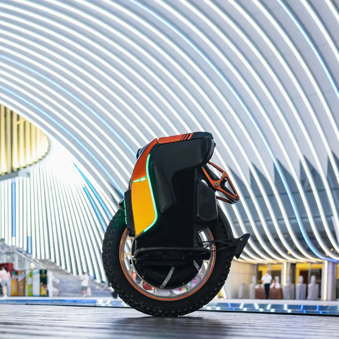 Izdelek na sliki je električni monocikel, znamke Kingsong, model S19. Na sliki je prikazan stranski pogled na monocikel, ki ima robustno kolo in svetleče LED luči v različnih barvah. Ozadje je moderno, z valovitimi svetlobnimi elementi, kar daje celotni podobi dinamičen in futurističen videz.