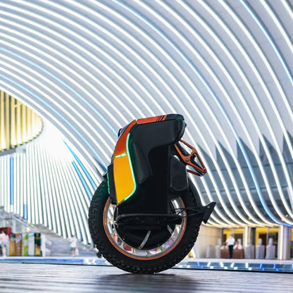 Izdelek na sliki je električni monocikel, znamke Kingsong, model S19. Na sliki je prikazan stranski pogled na monocikel, ki ima robustno kolo in svetleče LED luči v različnih barvah. Ozadje je moderno, z valovitimi svetlobnimi elementi, kar daje celotni podobi dinamičen in futurističen videz.