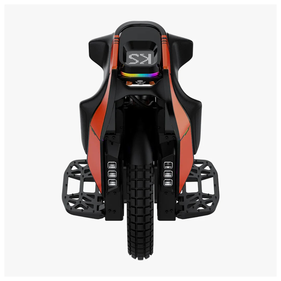 Izdelek na sliki je električni monocikel, znamke Kingsong, model S19. Na sliki je prikazan sprednji del monocikla, ki ima športno obliko in je obarvan v rdeče in črne tone. Vidne so tudi platforme za stopala ter LED luči, ki dodajajo estetski videz in funkcionalnost. Monocikel je zasnovan za udobno vožnjo in dinamične izkušnje.