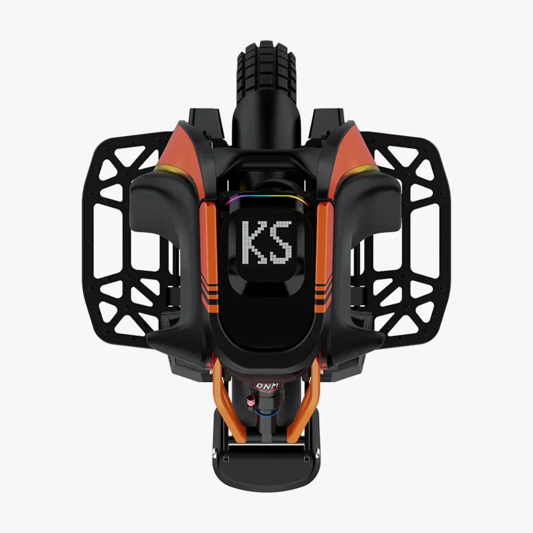 Izdelek na sliki je električni monocikel, model Kingsong S19. Na sliki je prikazana zgornja stran monocikla, ki ima robustno konstrukcijo in sodoben dizajn. Vidne so značilnosti, kot so široka guma, ergonomski ročaji ter logotip "KS" na sredini, kar nakazuje na visoko kakovost in zmogljivost tega vozila.